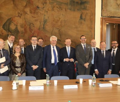 Marco Marsilio con la delegazione delle Regioni e delle Province autonome italiane e il Commissario europeo al Bilancio e all’Antifrode, Piotr Arkadiusz Serafin